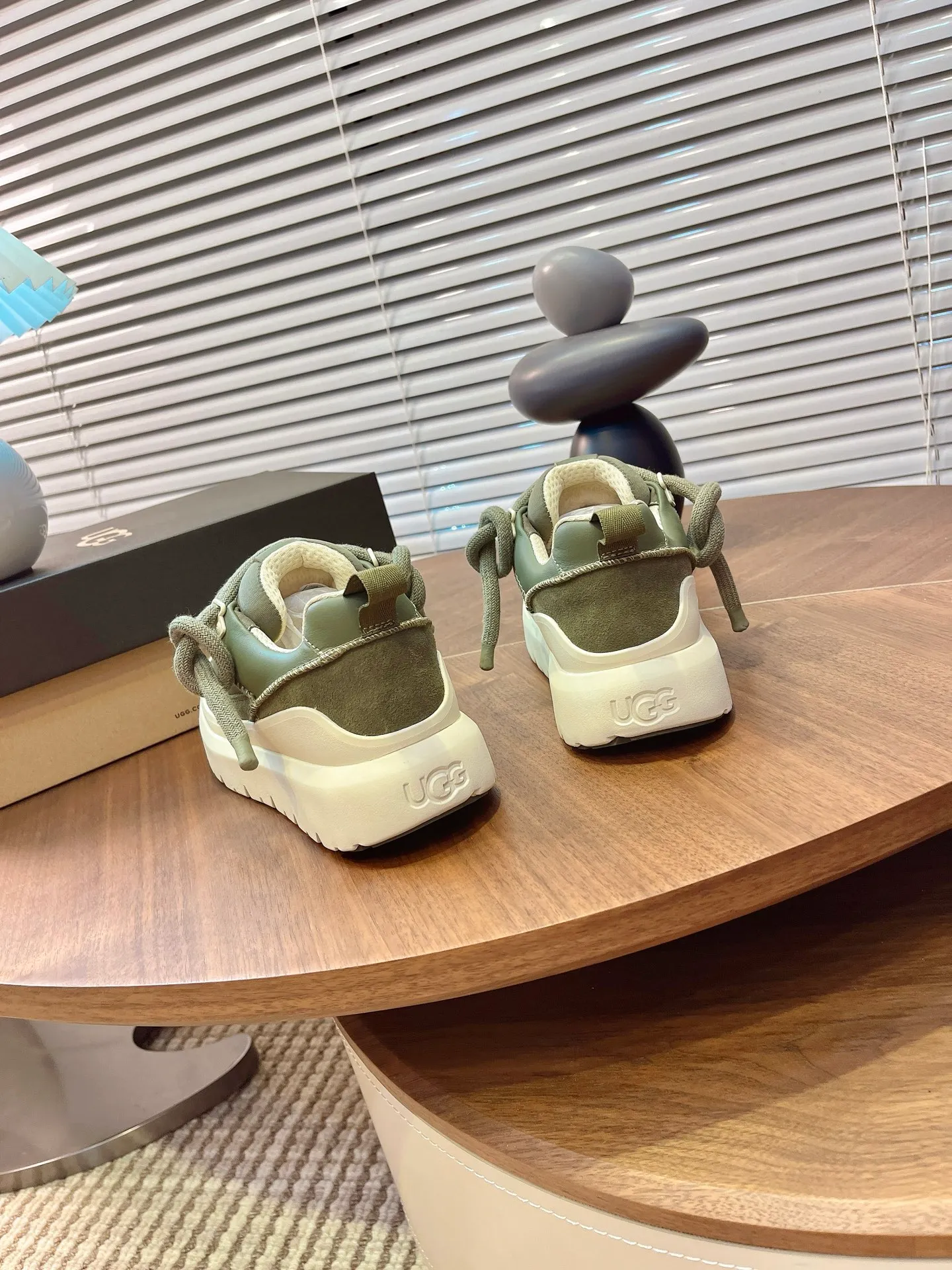 [UGG] P: 600💰 Couple shoes Size: Women's size 35-40 / Men's size 40-44 ugg top quality G131 What you see is what you get UGG new autumn and winter couple series cotton shoes snow boots cotton shoes fur shoes As a leading brand, this new pair also continues its consistent concept of comfort. It is light and comfortable on the feet, as if stepping on clouds. Moreover, its sole is made of EVA material, which is non-slip and wear-resistant. It is stable whether walking or running. You no longer have to worry about tired feet from walking! In addition to comfort, the design of this new pair is also super fashionable! The simple lines and smooth tailoring can be matched with both casual wear and formal occasions. Moreover, the plush decoration on the upper is the finishing touch, making the whole pair look more cute and playful. It is definitely a must-have item for trendy women! Upper: nubuck leather lining: wool